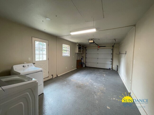 Building Photo - Updated 3-Bedroom Home in desirable Kenwood neighborhood!