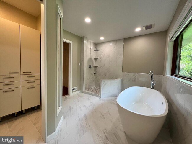 Building Photo - 6710 Persimmon Tree Rd