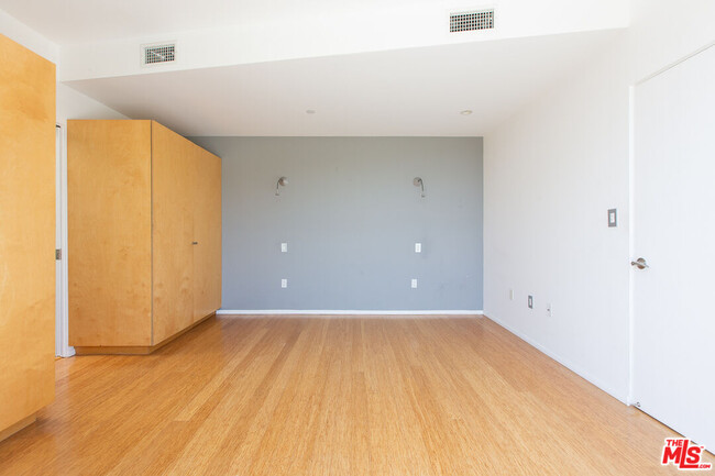 Building Photo - 3907 De Longpre Ave