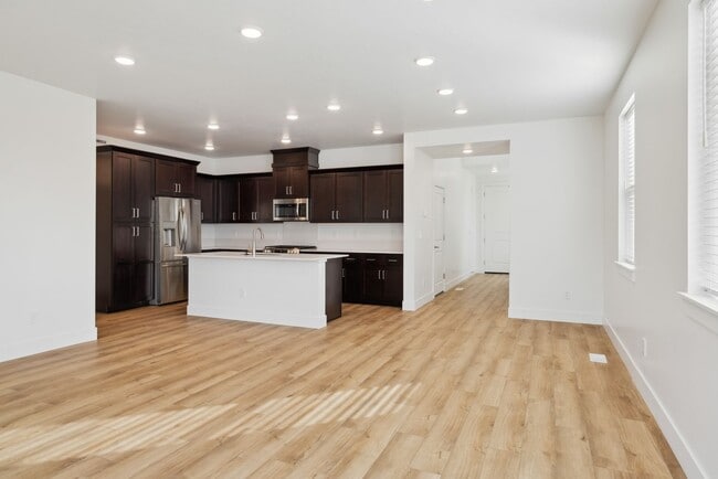 Building Photo - Move-In Ready Elegance - 4 Bedrooms! Pet Friendly!