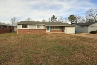 Building Photo - 804 NW 8 St