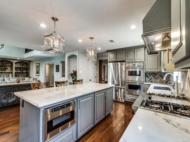 Building Photo - 211 Briarpark Dr