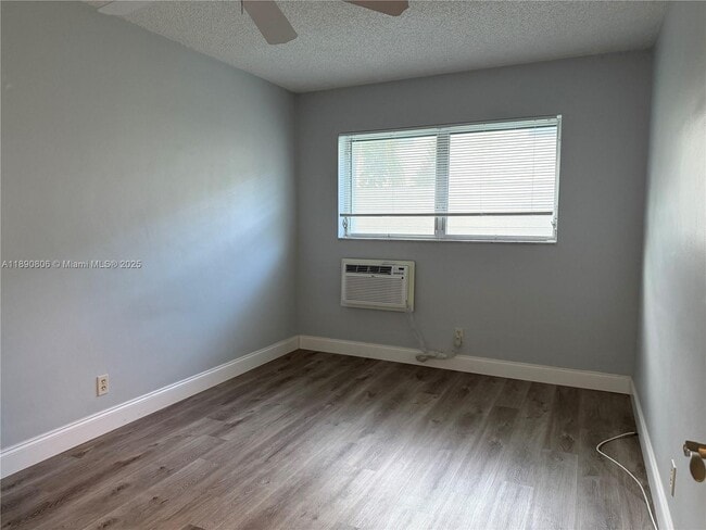 Building Photo - 2020 NE 51st Ct