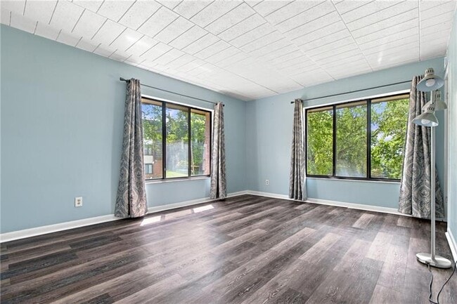 Building Photo - 533 Forest Green Dr