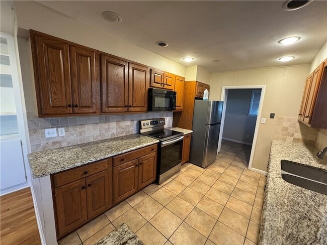 Building Photo - 718 E Debra Dr