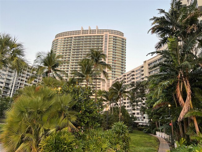 Building Photo - 1500 Bay Dr E