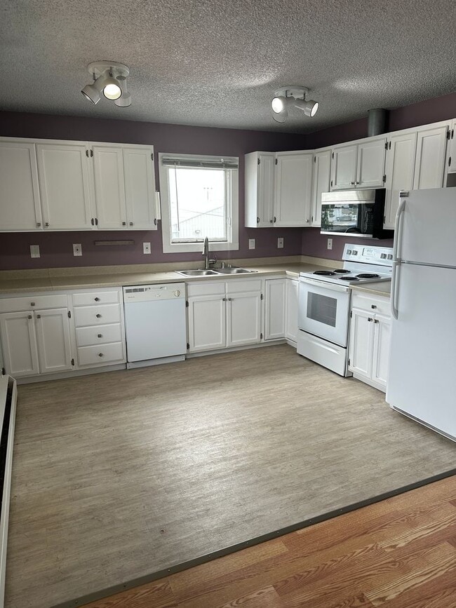Building Photo - Heat Included! Heated Storage, 2 Bedroom/1...