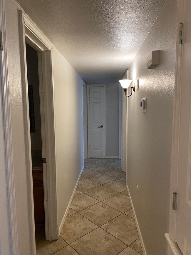 Building Photo - 606 Shadow Dr