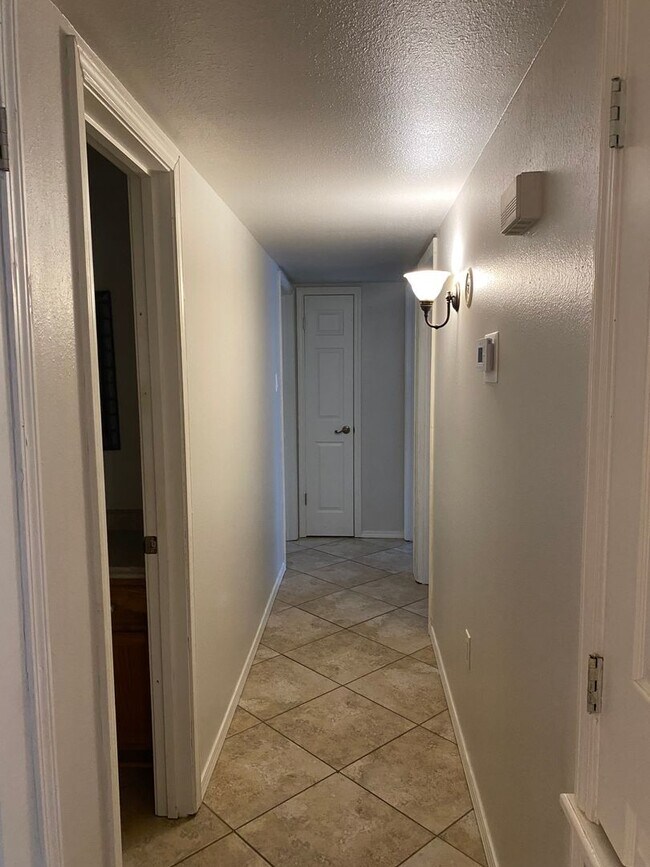 Building Photo - Come take a look at this nice 3 bedroom 1 1/2-bathroom home