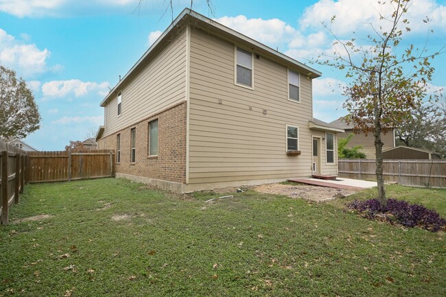 Building Photo - 4 bedroom home located within 6 miles of R...