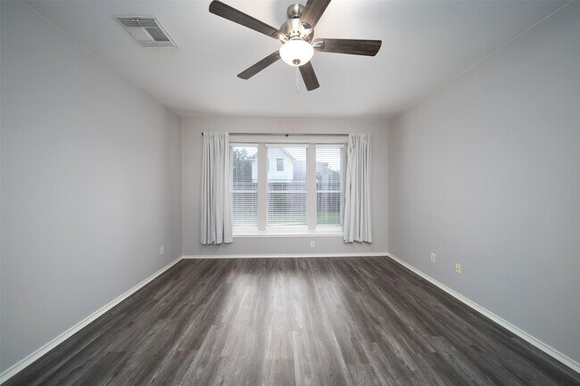 Building Photo - 3627 Midland Dr