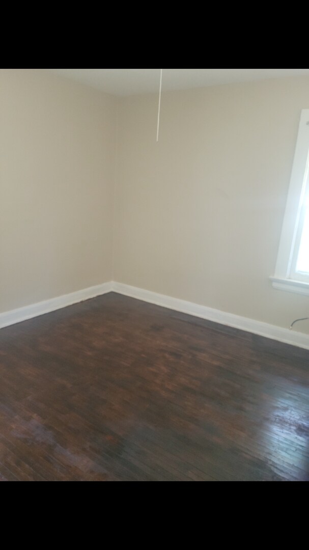 Building Photo - Spacious 3 bedroom 1.5 bath house located ...