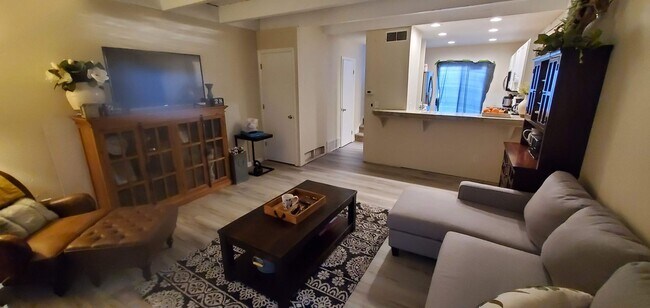 Building Photo - 2 Bedroom Townhome with Pool and Clubhouse/Centrally Located!!