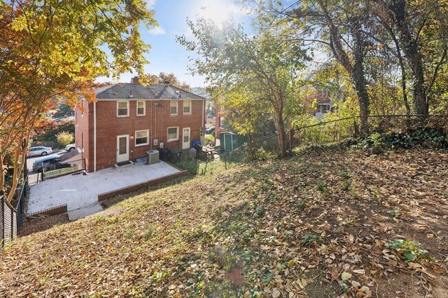 Building Photo - Charming and inviting two-bedroom home in an unbeatable location.