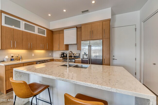 Building Photo - 540 W Mariposa St