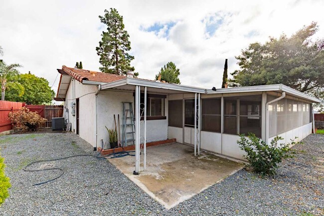 Building Photo - ***MT HELIX 3 BED 2 BATH***NEW APPLIANCES*...