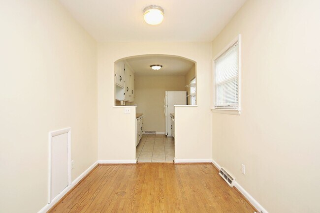 Building Photo - Student & Pet-Friendly UVA Area Rental