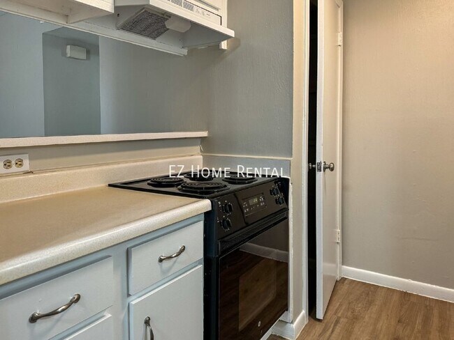 Building Photo - 2101 6th Ave N