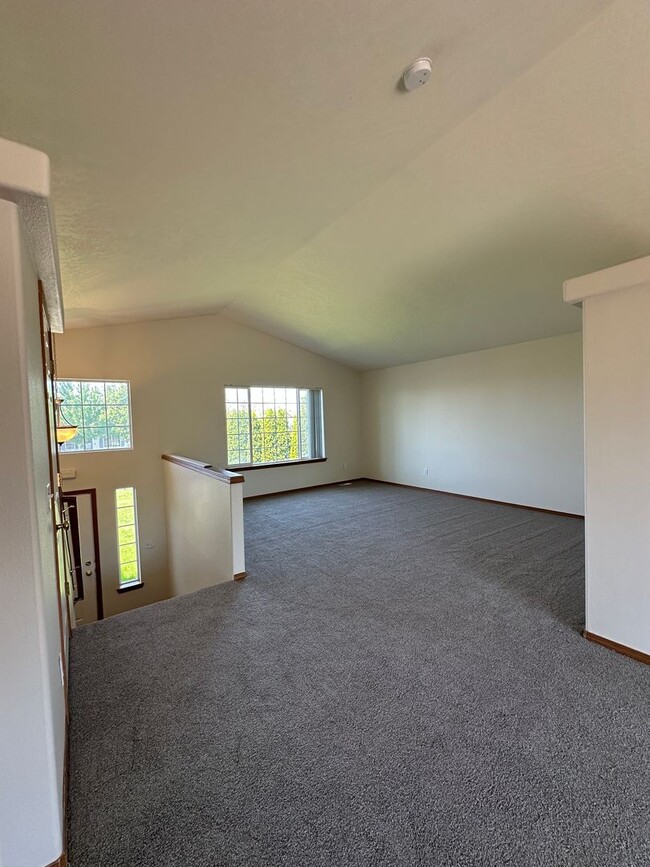 Building Photo - 419 N Arbutus Ave