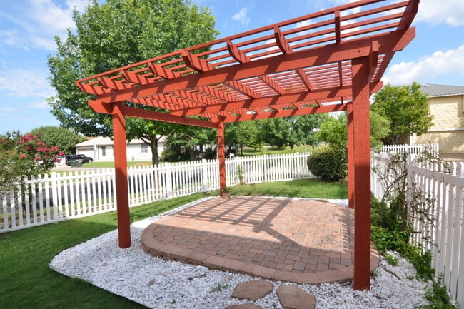 Building Photo - Beautiful Corner Lot Home in Plum Creek