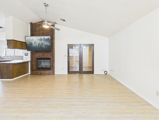 Building Photo - 3904 SW Parkridge Blvd