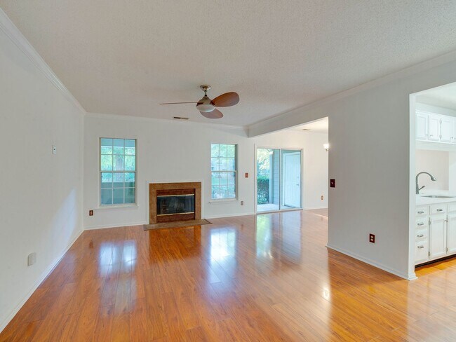 Building Photo - Amenity rich water front condo ready for move in!