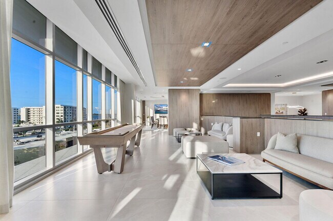 Building Photo - 220 Lake Shore Dr