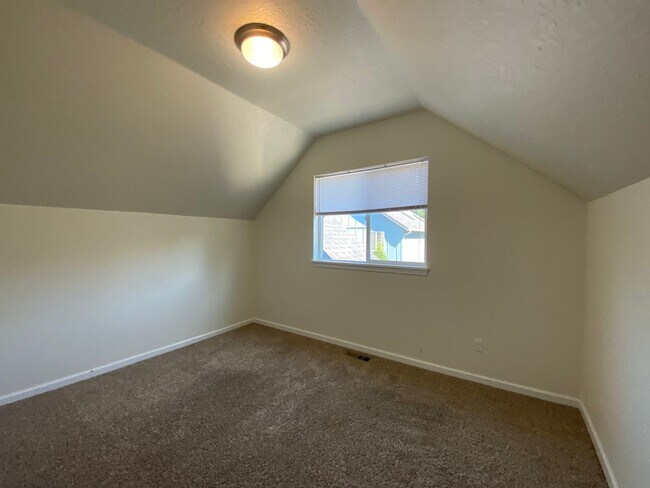 Building Photo - 1011 Coburg Rd