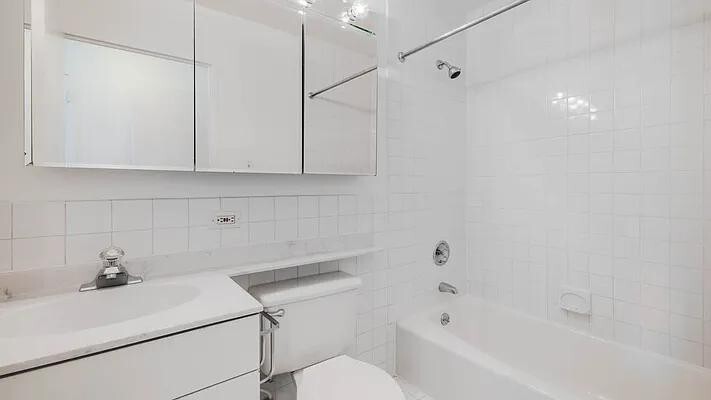 Building Photo - 240 E 27th St