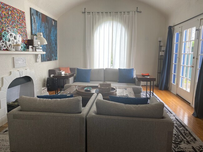 living room - 618 N La Jolla Ave