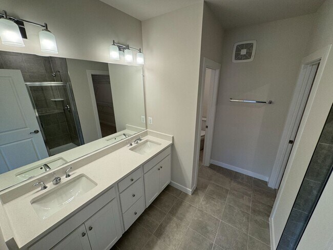 Building Photo - Brand New 3 Bed 2.5 Bath Townhouse Style C...