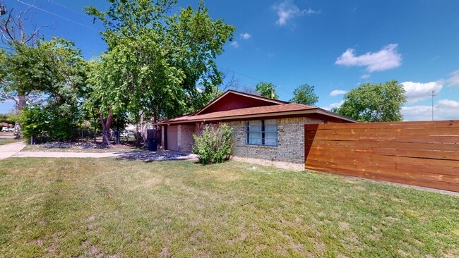 Building Photo - ALL TILE HOUSE MINUTES AWAY FROM FORT HOOD!