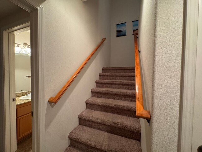 Building Photo - SHORT TERM FULLY FURNISHED 3BD/3BA TOWNHOUSE