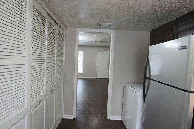 Building Photo - 3 Bedroom 2.5 Bathroom Townhome in Tyler TX!