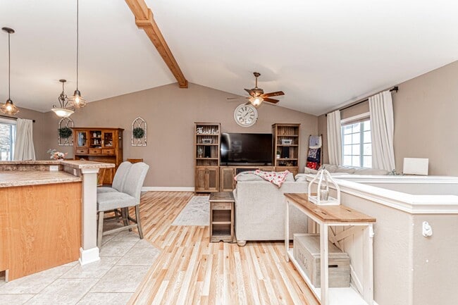 Building Photo - Spacious Single Family Home