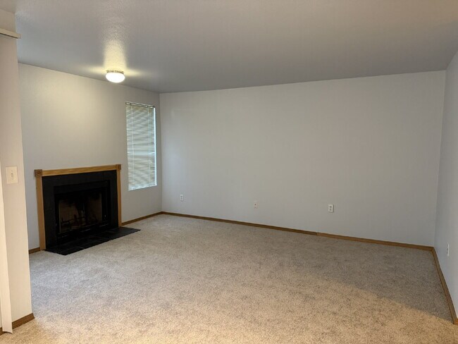 Building Photo - MOVE IN READY- Remodeled 2-bedroom Townhome!