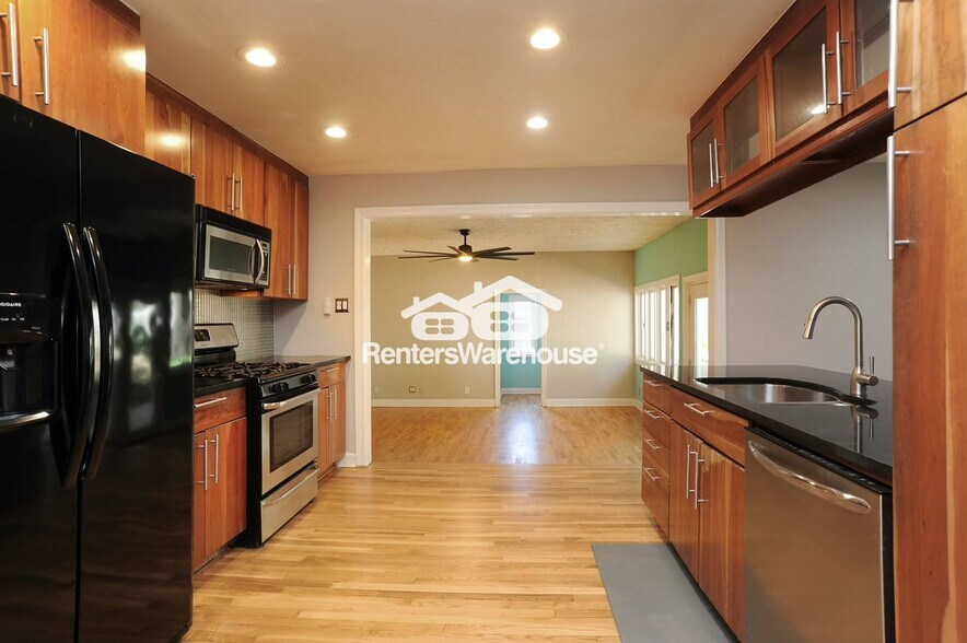 Building Photo - 1704 Belle Isle Cir NE