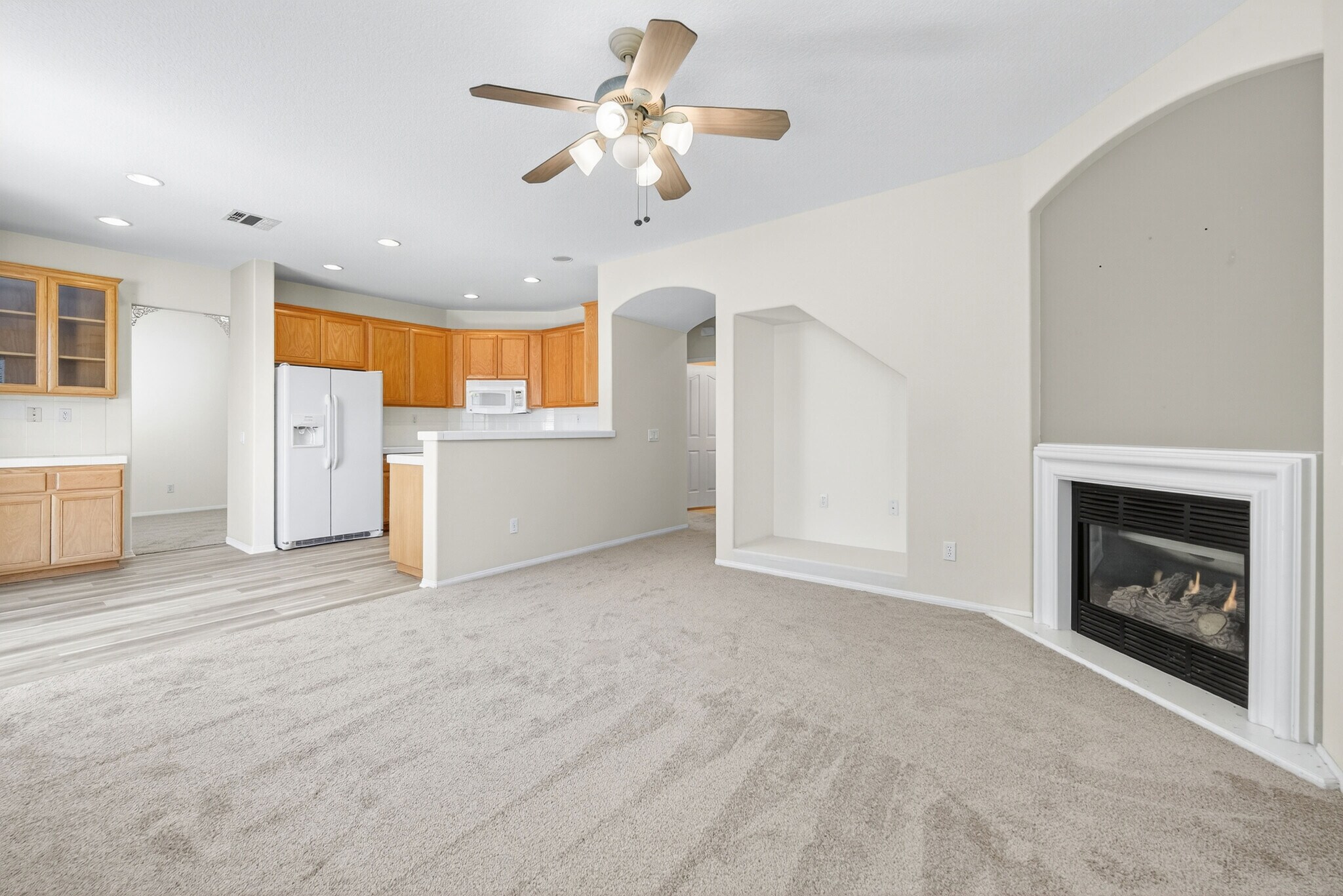 Building Photo - 660 Camino de la Luz