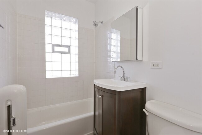 Building Photo - 2452 W Addison St