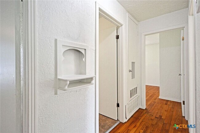 Building Photo - 268 E Mill St