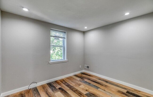 Building Photo - Luxurious 4-Bed/2-Bath Townhome in Cecil B. Moore! Available NOW!