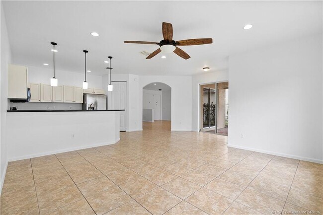 Building Photo - 2736 SW Butterfly Ln