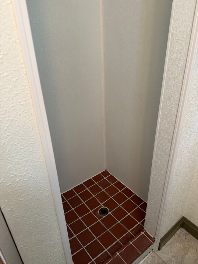 Building Photo - 1 bedroom, 1 bath duplex in Springfield!