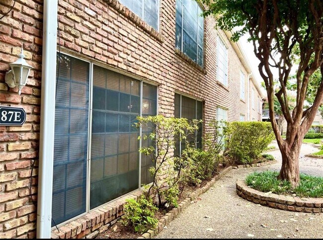 Primary Photo - 2121 Fountain View Dr