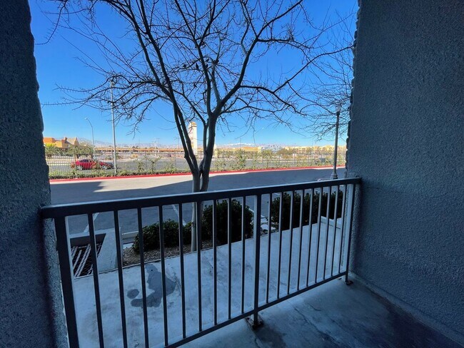 Building Photo - Available NOW!-2 Bedroom Unit in Manhattan Guard Gated Community!