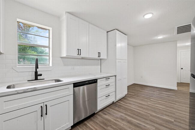Building Photo - 8221 Bigwood St