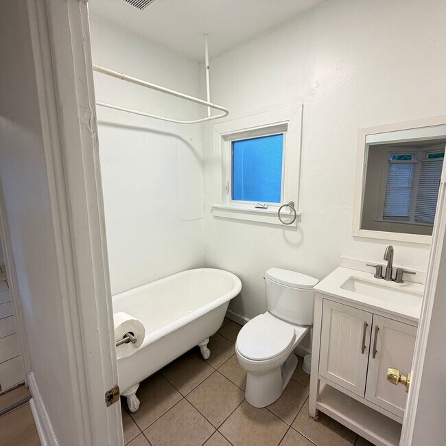 Building Photo - Large 3 bedroom home with a den!