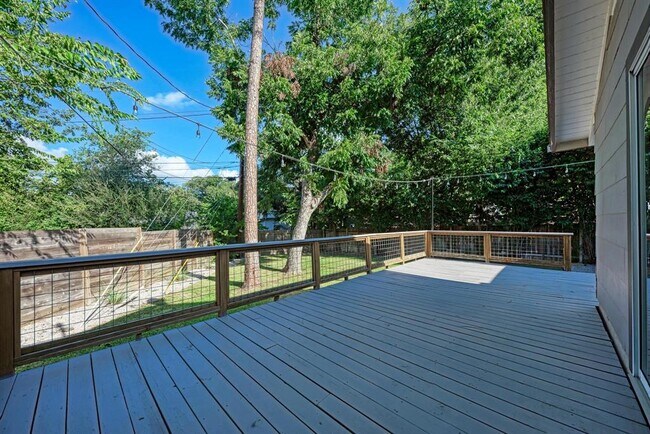 Building Photo - 2508 East Side Dr