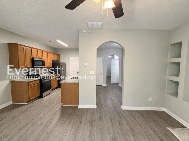 Building Photo - 3 Bed, 2 Bath Home with Garage / Pet-Friendly / Available Now!