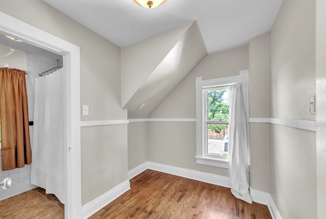 Building Photo - MOVE IN SPECIAL! Beautiful 5 Bedroom Home with Lots of Natural Light